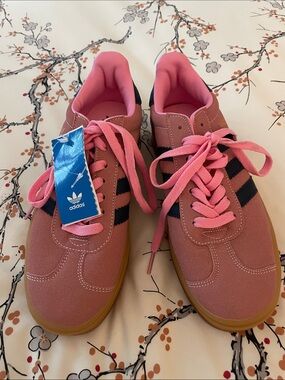 adidas Women’s Platform Gazelles Pink Sneakers with Navy Stripes Size 7.5 NWT